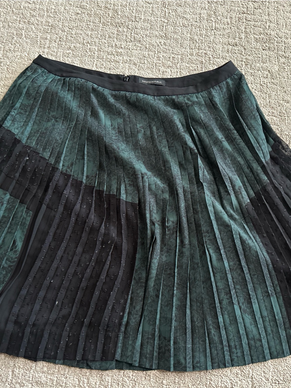 Banana Republic Green and Black Pleated Skirt